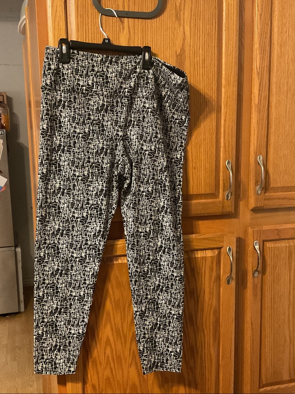 intro.  Love the fit women’s Black & White Scribble Print Leggings size XLP